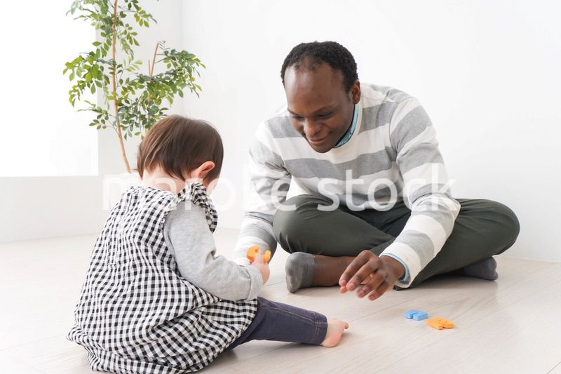 英会話教室でネイティブ講師と勉強をする幼児