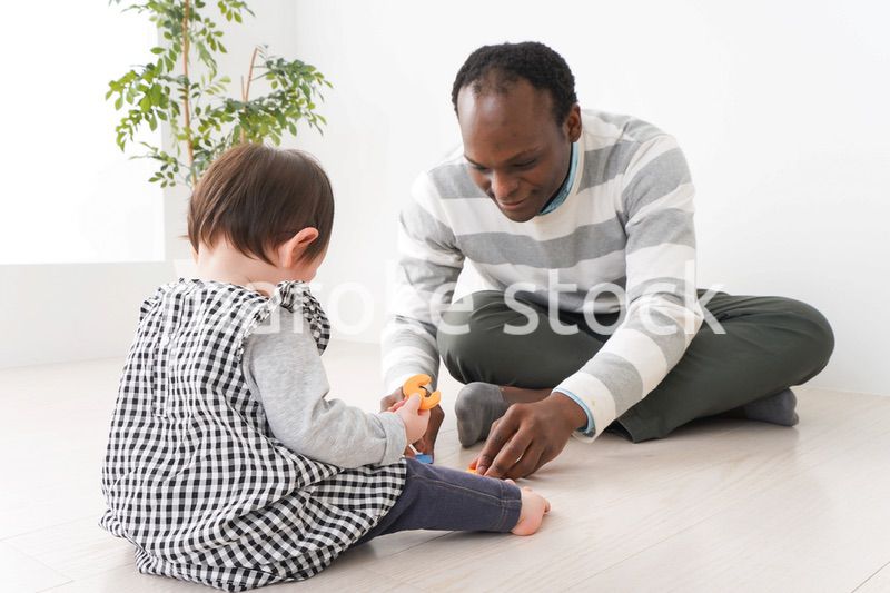 英会話教室でネイティブ講師と勉強をする幼児