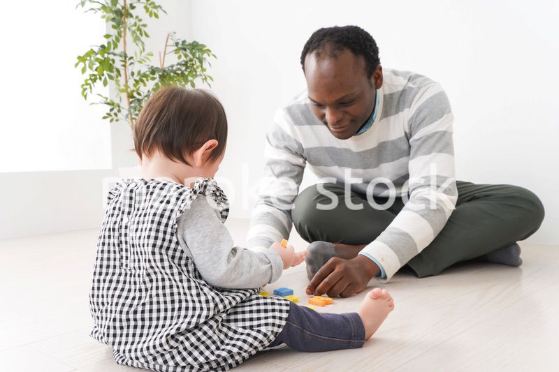 英会話教室でネイティブ講師と勉強をする幼児