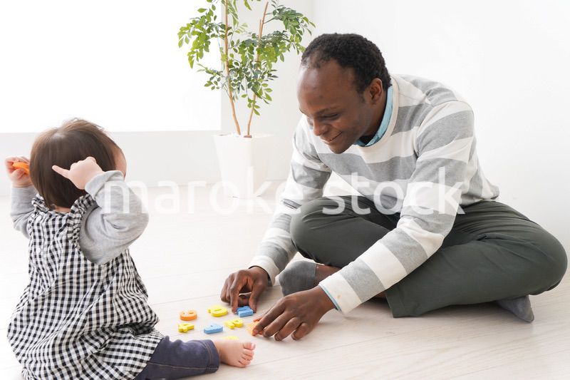 英会話教室でネイティブ講師と勉強をする幼児