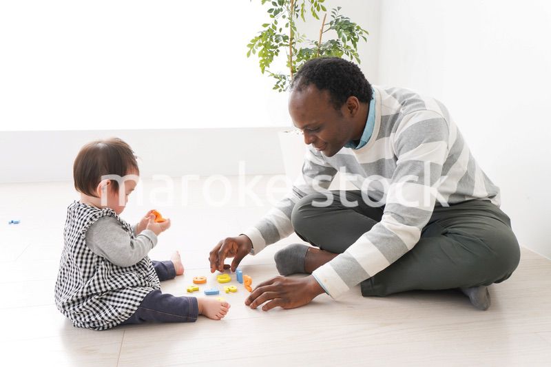 英会話教室でネイティブ講師と勉強をする幼児