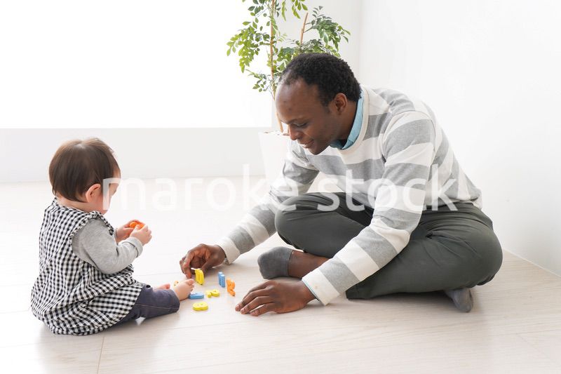 英会話教室でネイティブ講師と勉強をする幼児