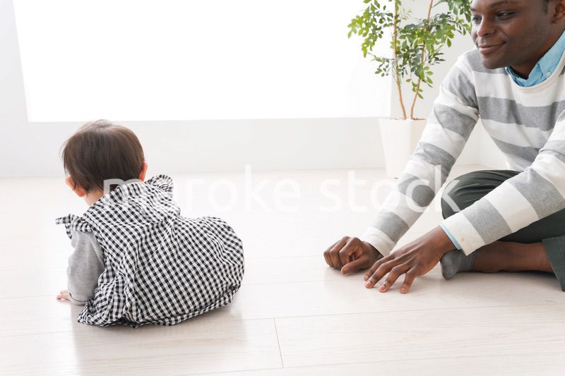 英会話教室でネイティブ講師と勉強をする幼児