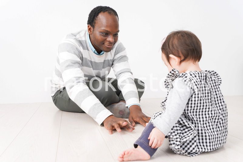 英会話教室でネイティブ講師と勉強をする幼児