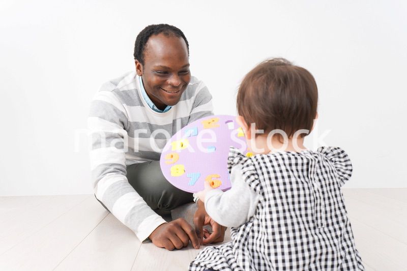 英会話教室でネイティブ講師と勉強をする幼児