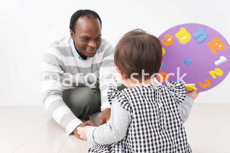 英会話教室でネイティブ講師と勉強をする幼児