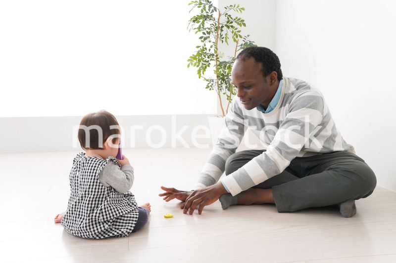 英会話教室でネイティブ講師と勉強をする幼児