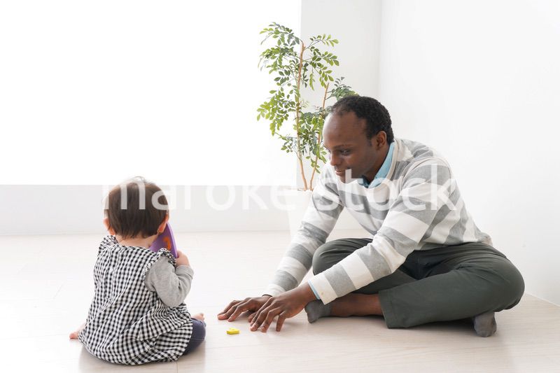 英会話教室でネイティブ講師と勉強をする幼児