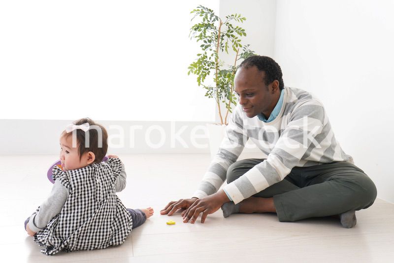 英会話教室でネイティブ講師と勉強をする幼児