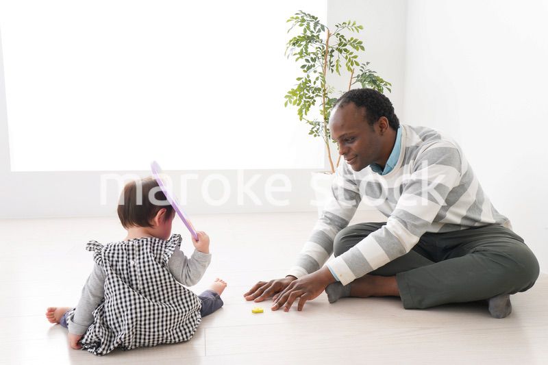 英会話教室でネイティブ講師と勉強をする幼児