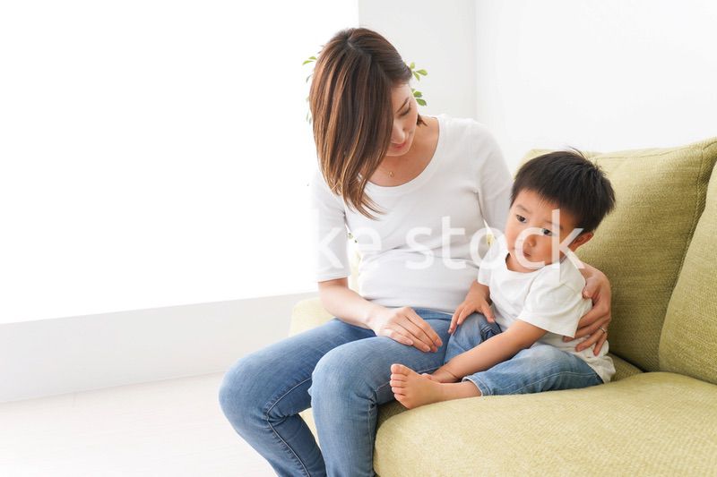 自宅で遊ぶ子どもとお母さん