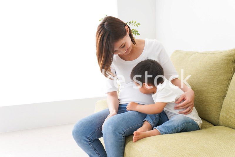 自宅で遊ぶ子どもとお母さん