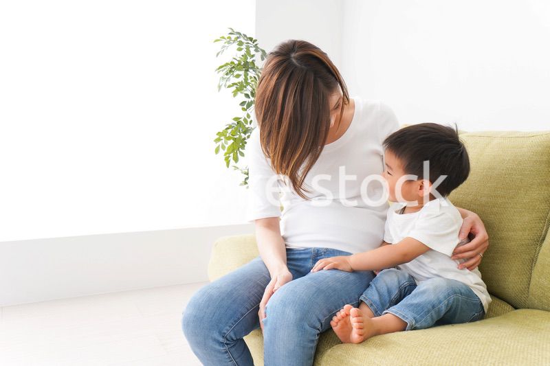 自宅で遊ぶ子どもとお母さん