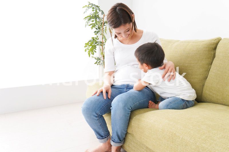 自宅で遊ぶ子どもとお母さん