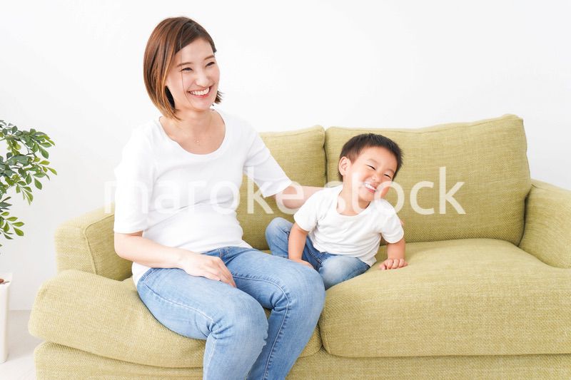 自宅で遊ぶ子どもとお母さん
