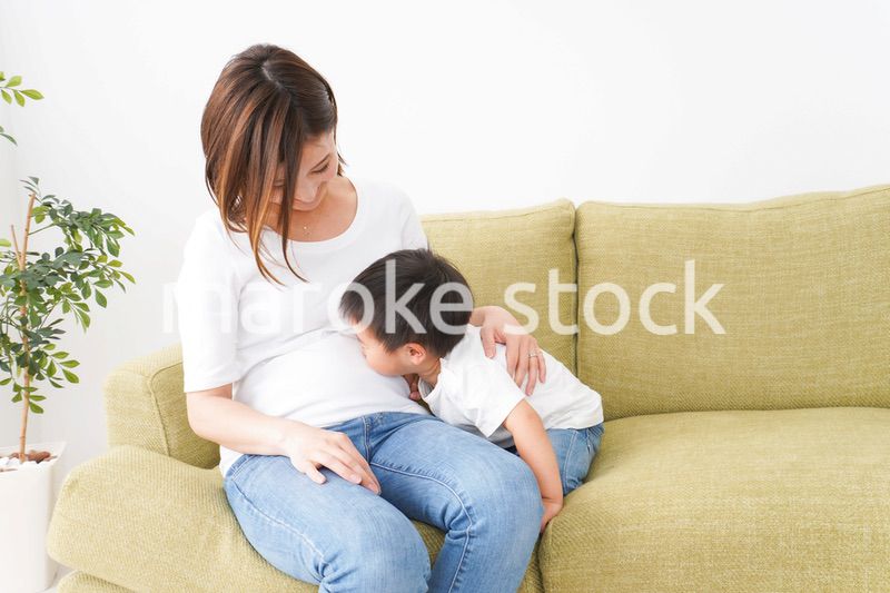 自宅で遊ぶ子どもとお母さん