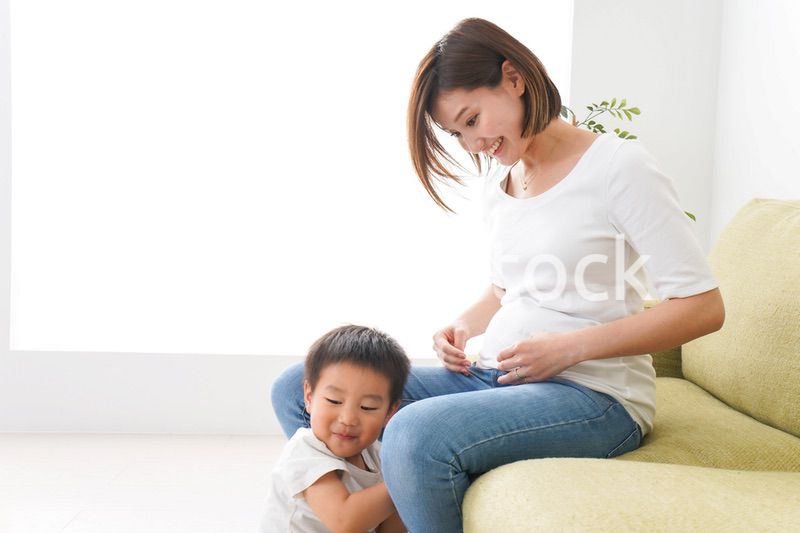 自宅で遊ぶ子どもとお母さん