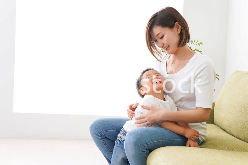 自宅で遊ぶ子どもとお母さん