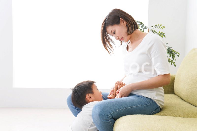 自宅で遊ぶ子どもとお母さん