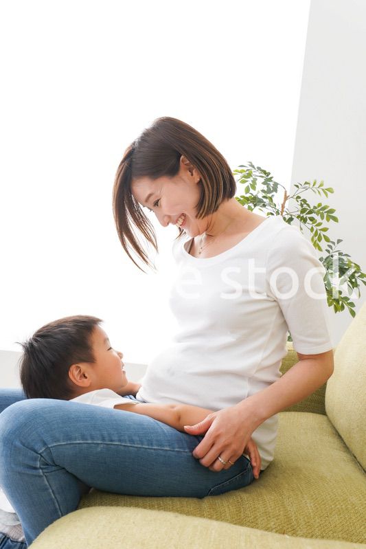 自宅で遊ぶ子どもとお母さん