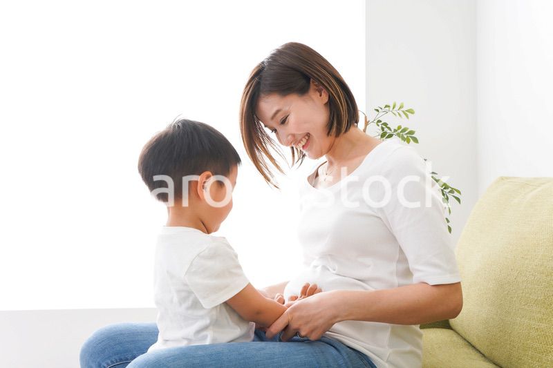 自宅で遊ぶ子どもとお母さん