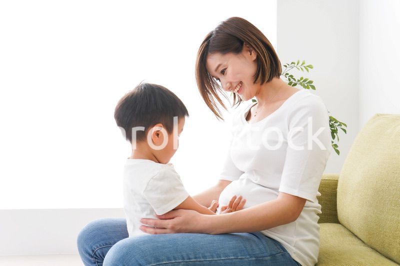 自宅で遊ぶ子どもとお母さん