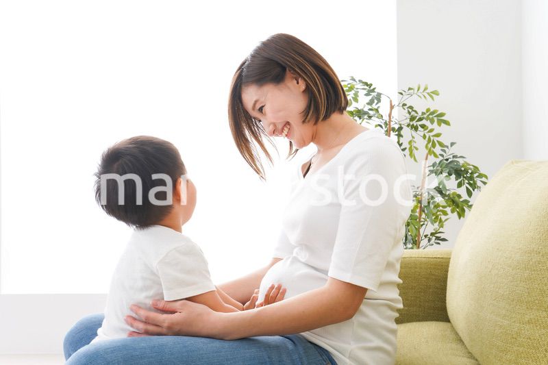 自宅で遊ぶ子どもとお母さん