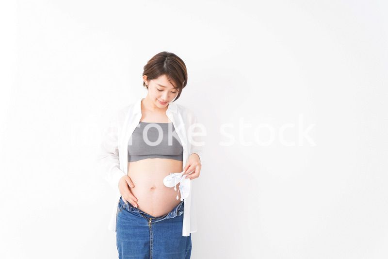 笑顔の若い妊婦