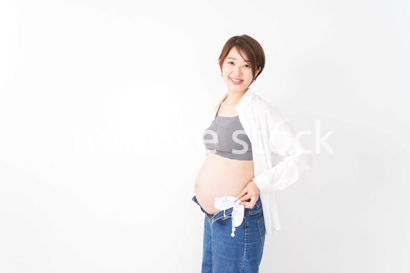 笑顔の若い妊婦