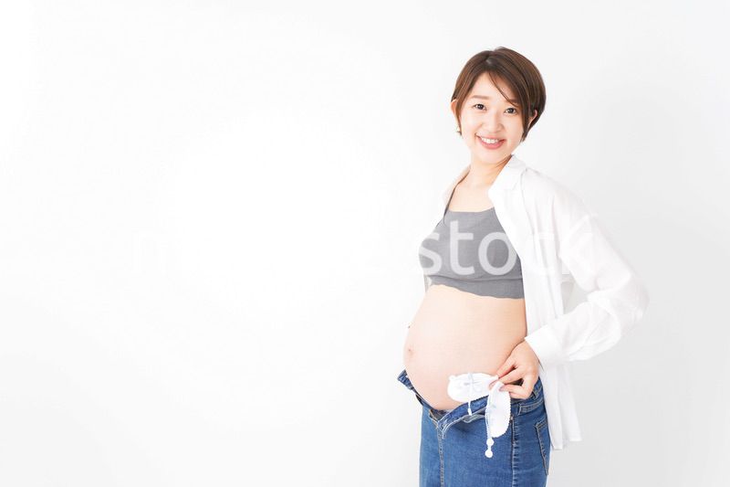 笑顔の若い妊婦