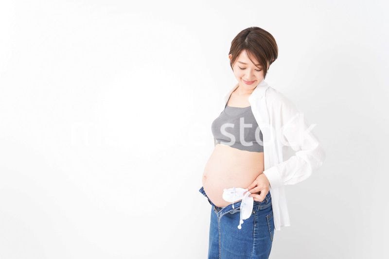 笑顔の若い妊婦