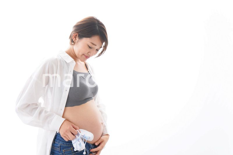 笑顔の若い妊婦