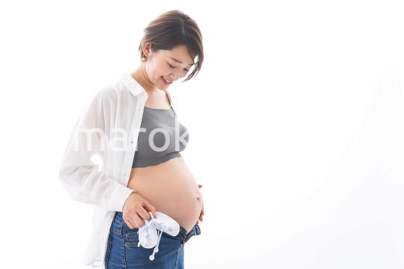 笑顔の若い妊婦