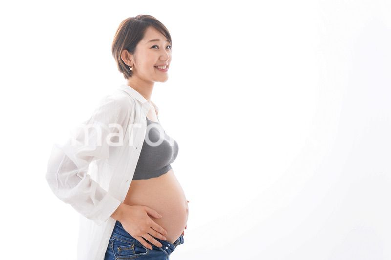 笑顔の若い妊婦