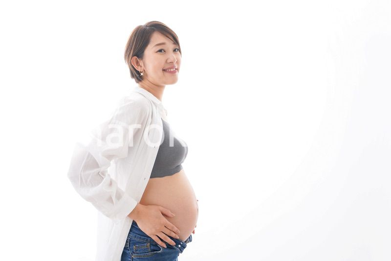 笑顔の若い妊婦