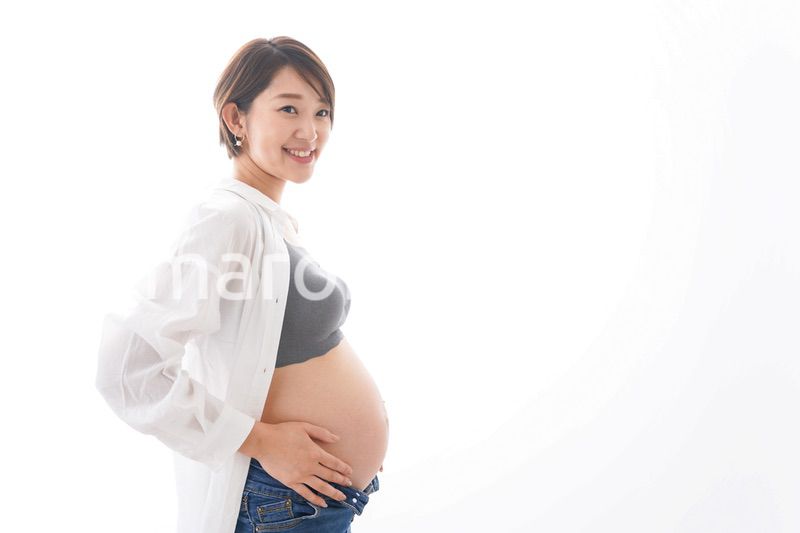 笑顔の若い妊婦