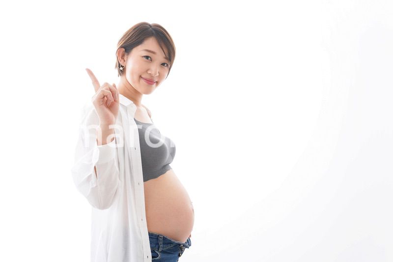 笑顔の若い妊婦
