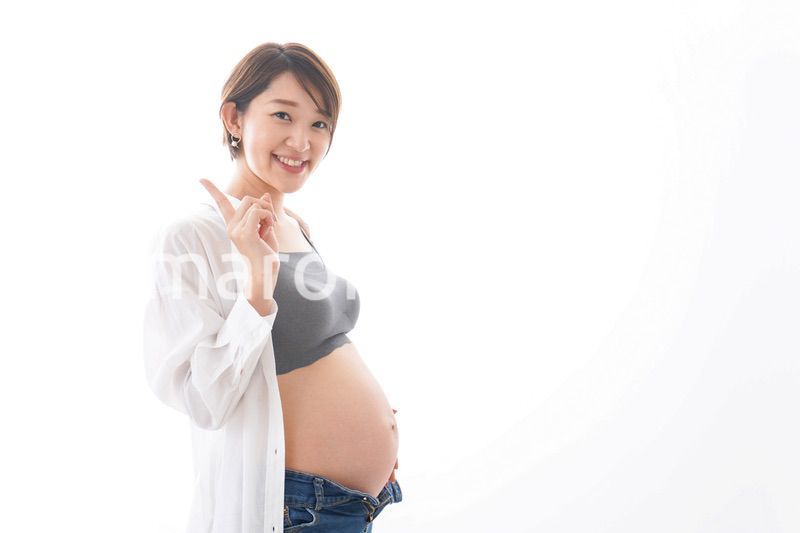 笑顔の若い妊婦
