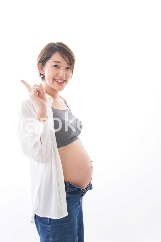 笑顔の若い妊婦