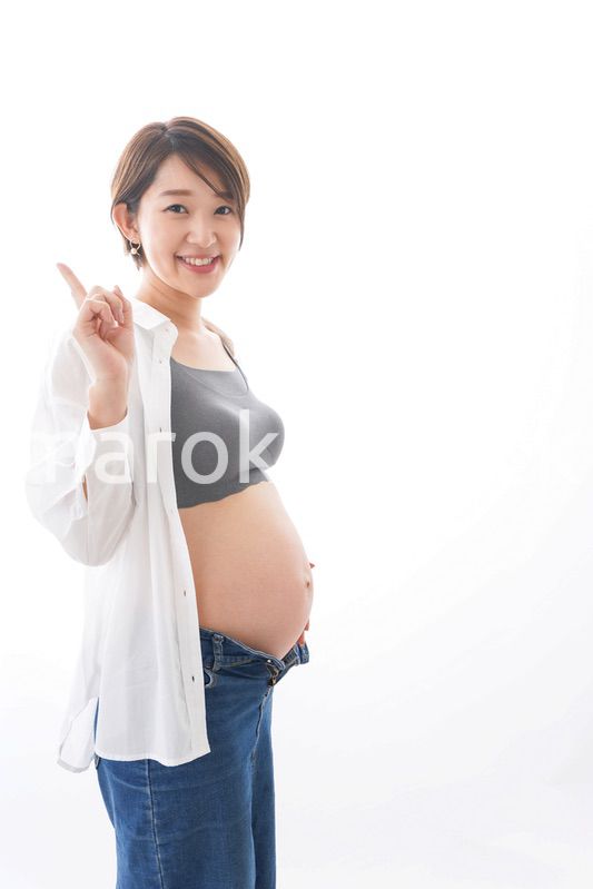 笑顔の若い妊婦