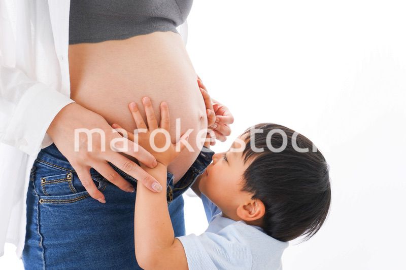 妊婦のお母さんと男の子