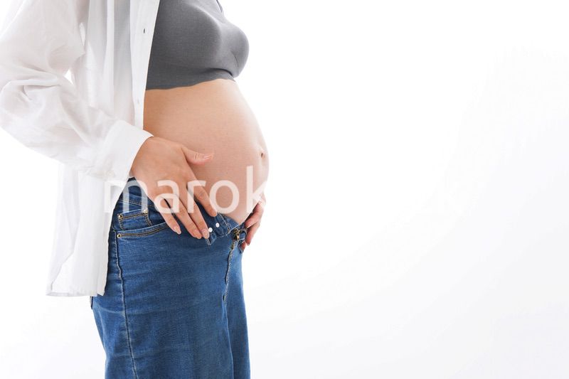 笑顔の若い妊婦