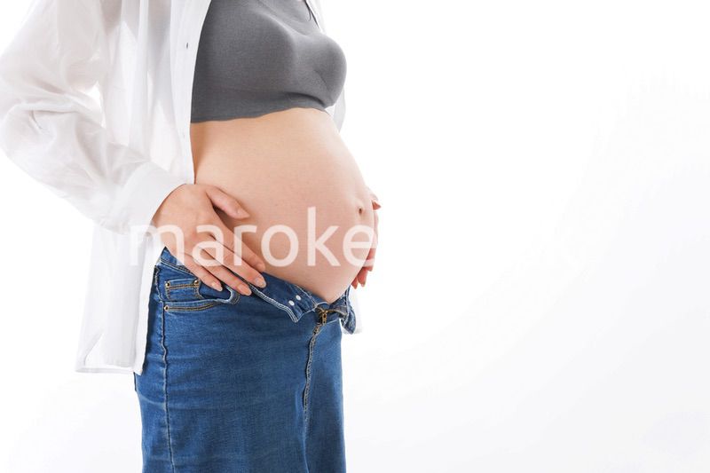 笑顔の若い妊婦