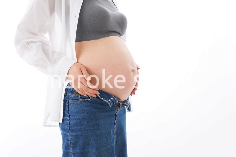 笑顔の若い妊婦