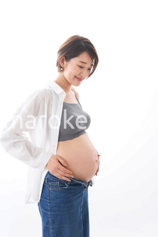 笑顔の若い妊婦