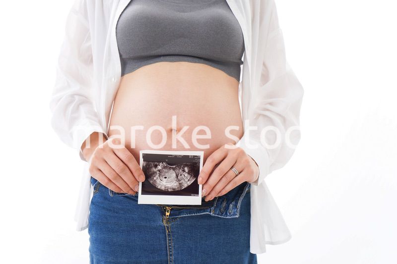 エコー画像を持つ若い妊婦