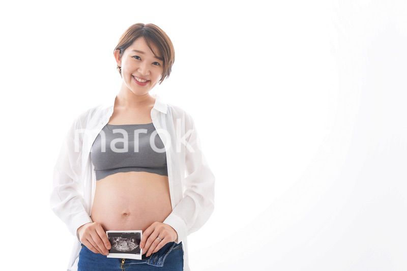 エコー画像を持つ若い妊婦