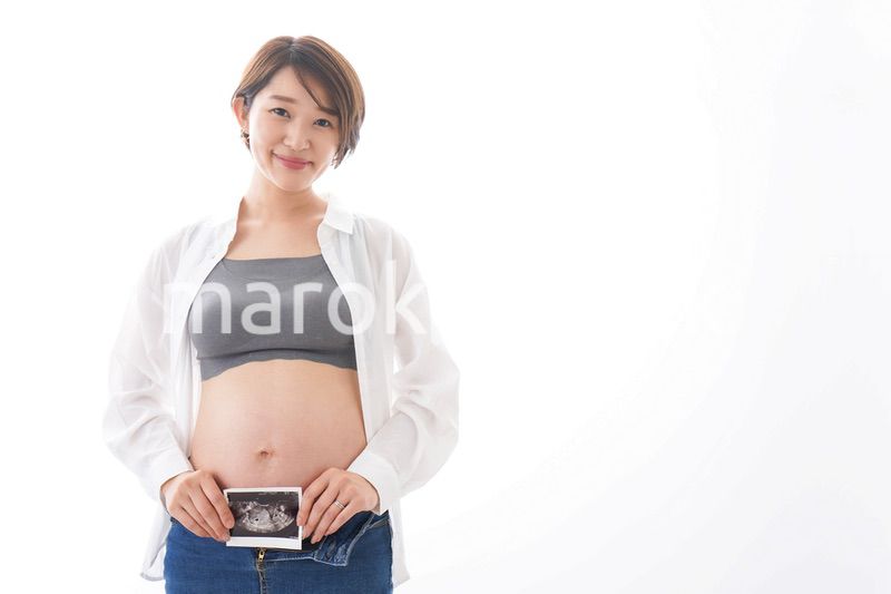 エコー画像を持つ若い妊婦