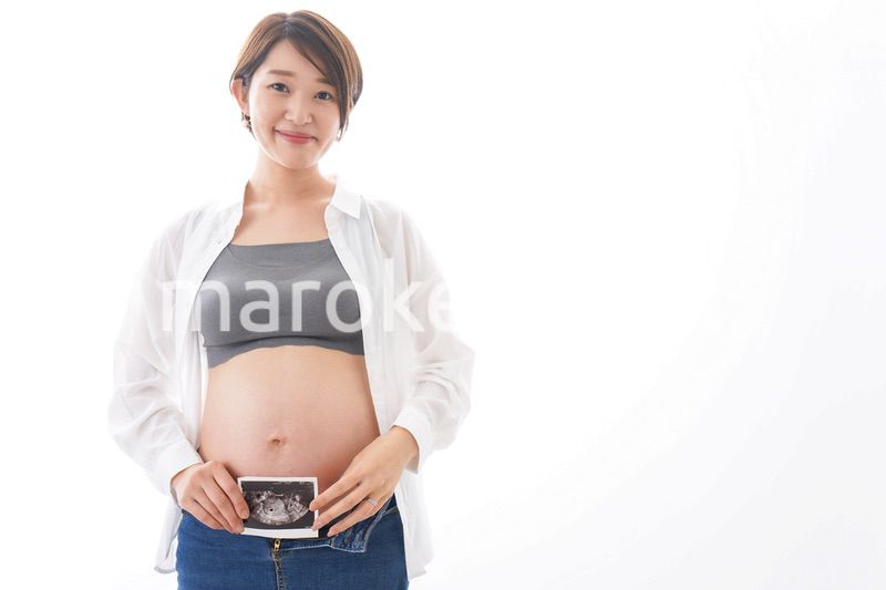 エコー画像を持つ若い妊婦