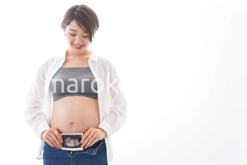 エコー画像を持つ若い妊婦